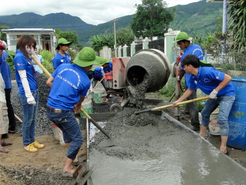 ĐVTN đang thực hiện đường bê tông nông thôn tại xã Hòa Sơn, huyện Krông Bông